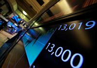 2012-02-28T220453Z_122004053_GM1E82T0H5D01_RTRMADP_3_MARKETS-STOCKS (9).jpg